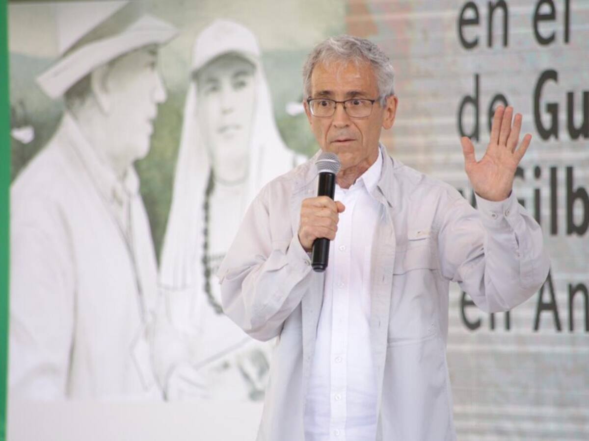 Padre de Roux rechazó uso de su imagen por parte de seguidores de la campaña de Gustavo Petro