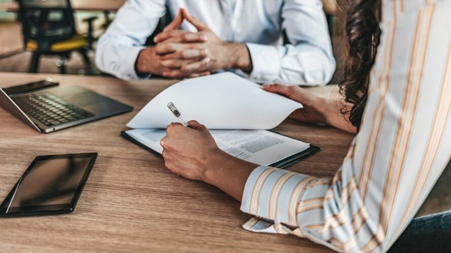Contrato laboral con una empresa. Foto: Getty Images