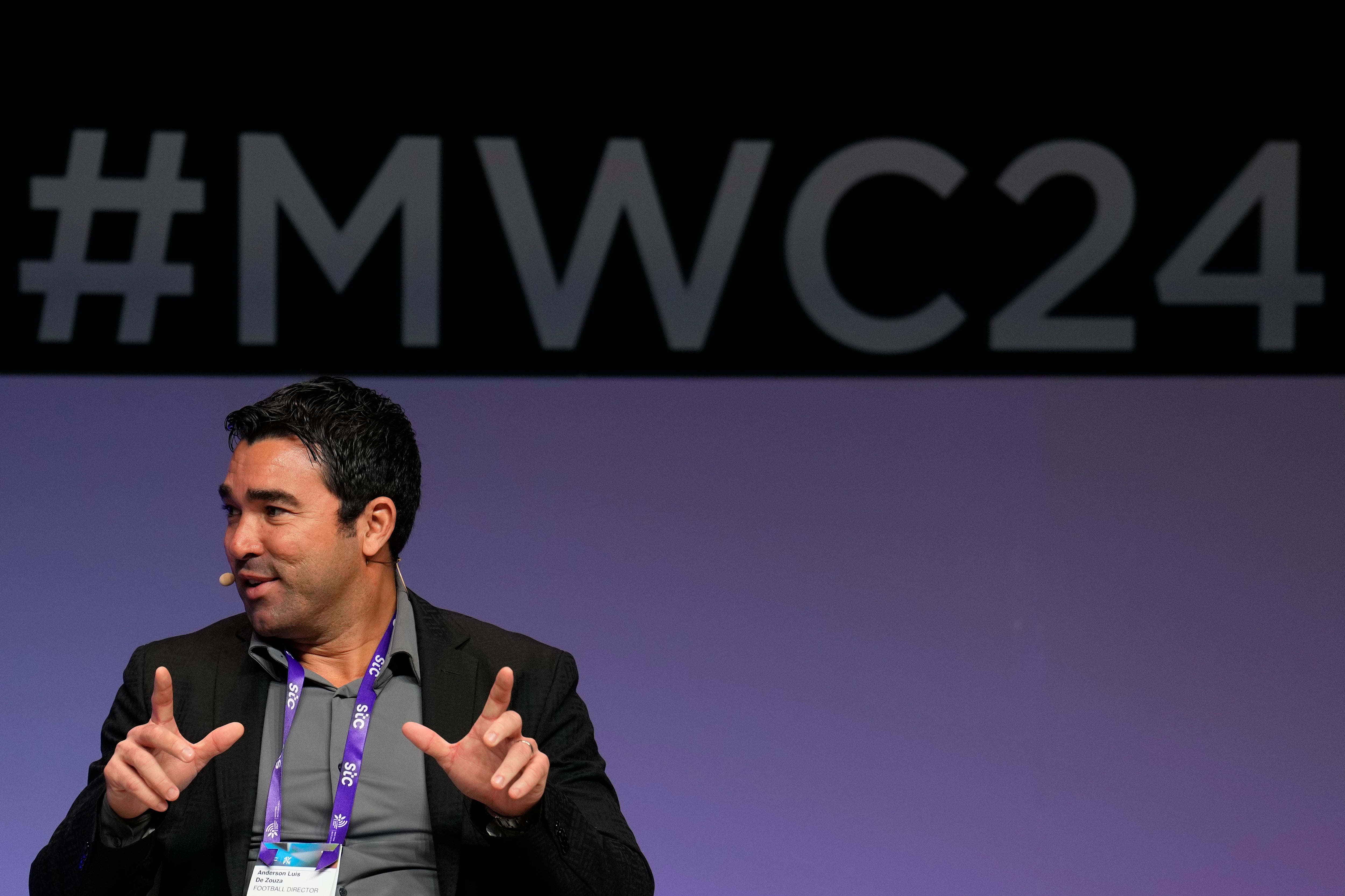 GRAFCAT469. BARCELONA, 27/02/2024.- El director deportivo del FC Barcelona, Anderson Luis de Souza, Deco, durante su participación en el Sports Tomorrow Congress 2024, las jornadas de conocimiento e innovación impulsadas por el Barça Innovation Hub que se celebran en el marco del MWC, el principal congreso tecnológico del mundo, que comenzó ayer en Barcelona. EFE/Alejandro García