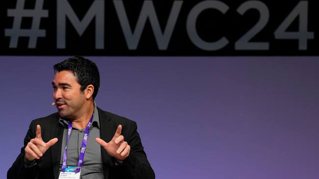 GRAFCAT469. BARCELONA, 27/02/2024.- El director deportivo del FC Barcelona, Anderson Luis de Souza, Deco, durante su participación en el Sports Tomorrow Congress 2024, las jornadas de conocimiento e innovación impulsadas por el Barça Innovation Hub que se celebran en el marco del MWC, el principal congreso tecnológico del mundo, que comenzó ayer en Barcelona. EFE/Alejandro García