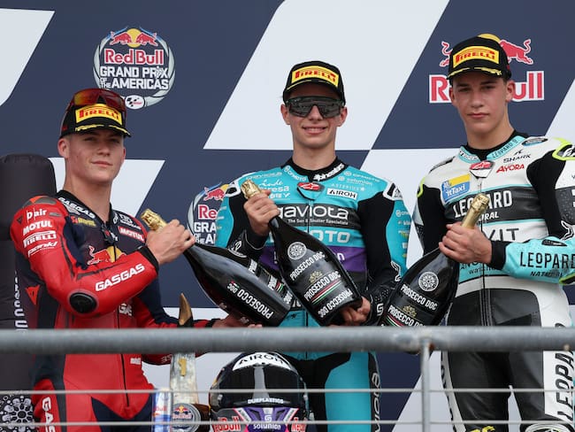 Austin (United States), 14/04/2024.- (L-R) Second placed Spanish rider Daniel Holgado of the Red Bull GASGAS Tech 3 Team, winner Colombian rider David Alonso of CFMOTO Aspar Team, and third placed Spanish rider Angel Piqueras of the Leopard Racing Team pose on the podium after the Moto3 race of the Motorcycling Grand Prix of The Americas at the Circuit of The Americas in Austin, Texas, USA, 14 April 2024. (Motociclismo, Ciclismo) EFE/EPA/ADAM DAVIS