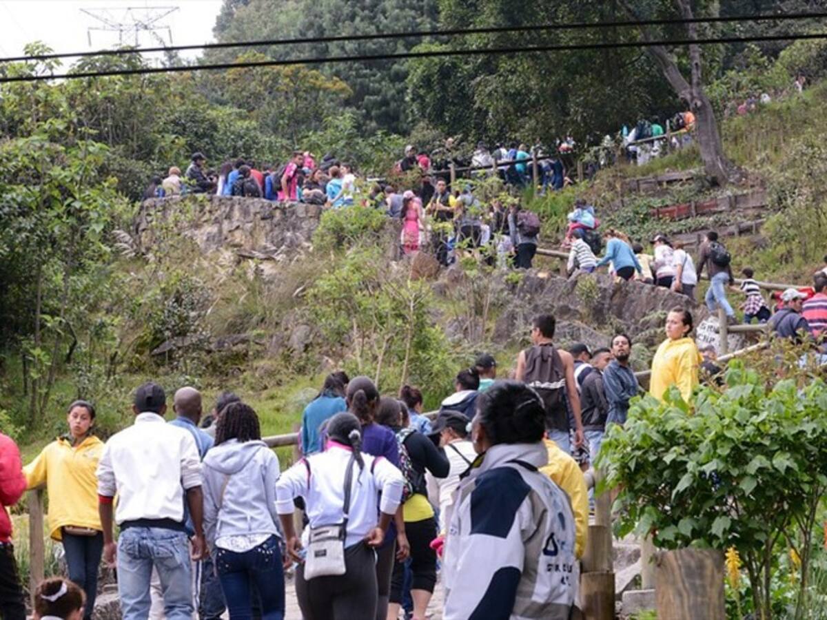 Alcalde condecoró a soldados que participaron en obras del sendero de Monserrate