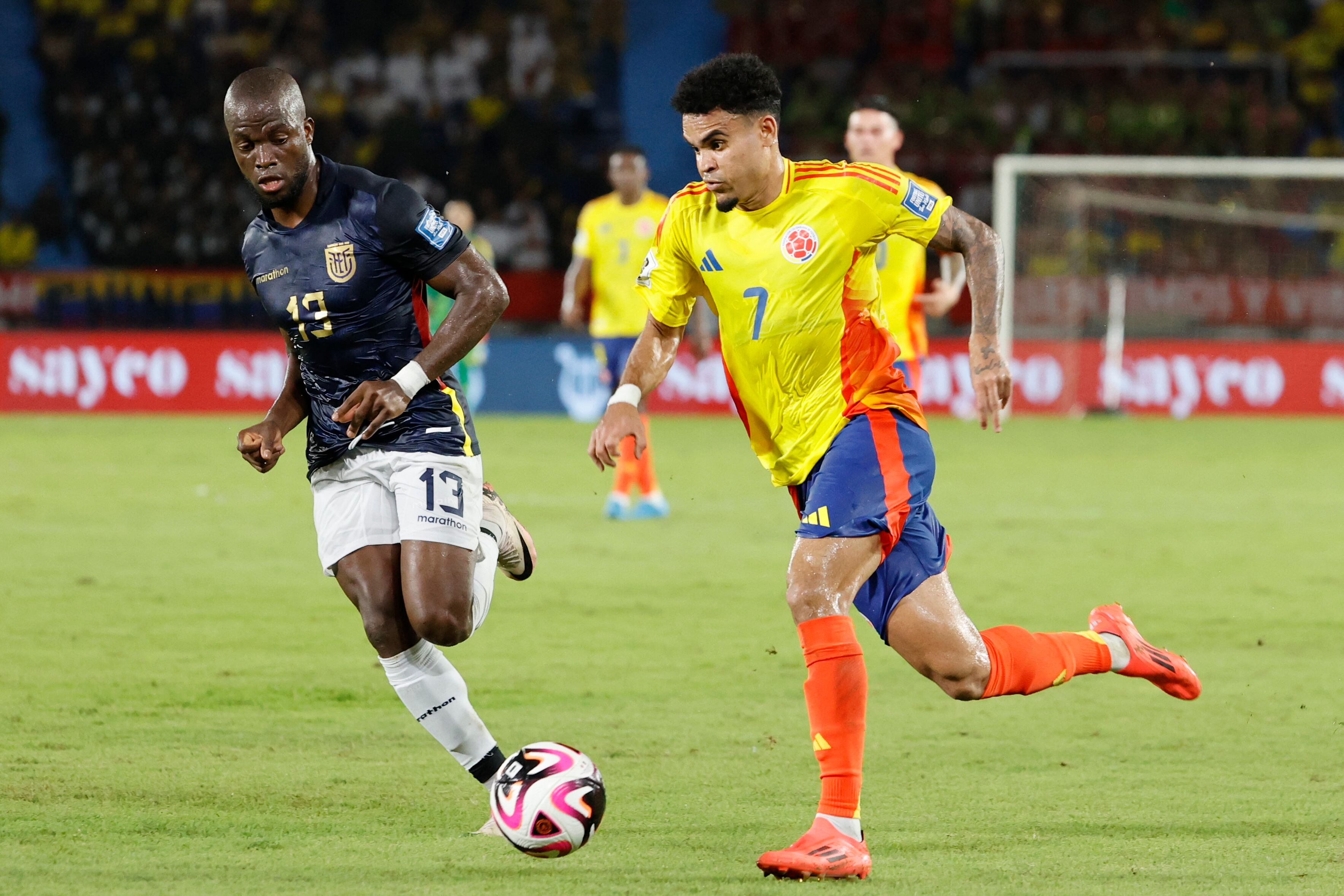 Luis Díaz (d) de Colombia disputa un balón con Enner Valencia de Ecuador este martes, en un partido de las eliminatorias sudamericanas para el Mundial de 2026, entre Colombia y Ecuador en el estadio Metropolitano de Barranquilla (Colombia). EFE/ Mauricio Dueñas Castañeda