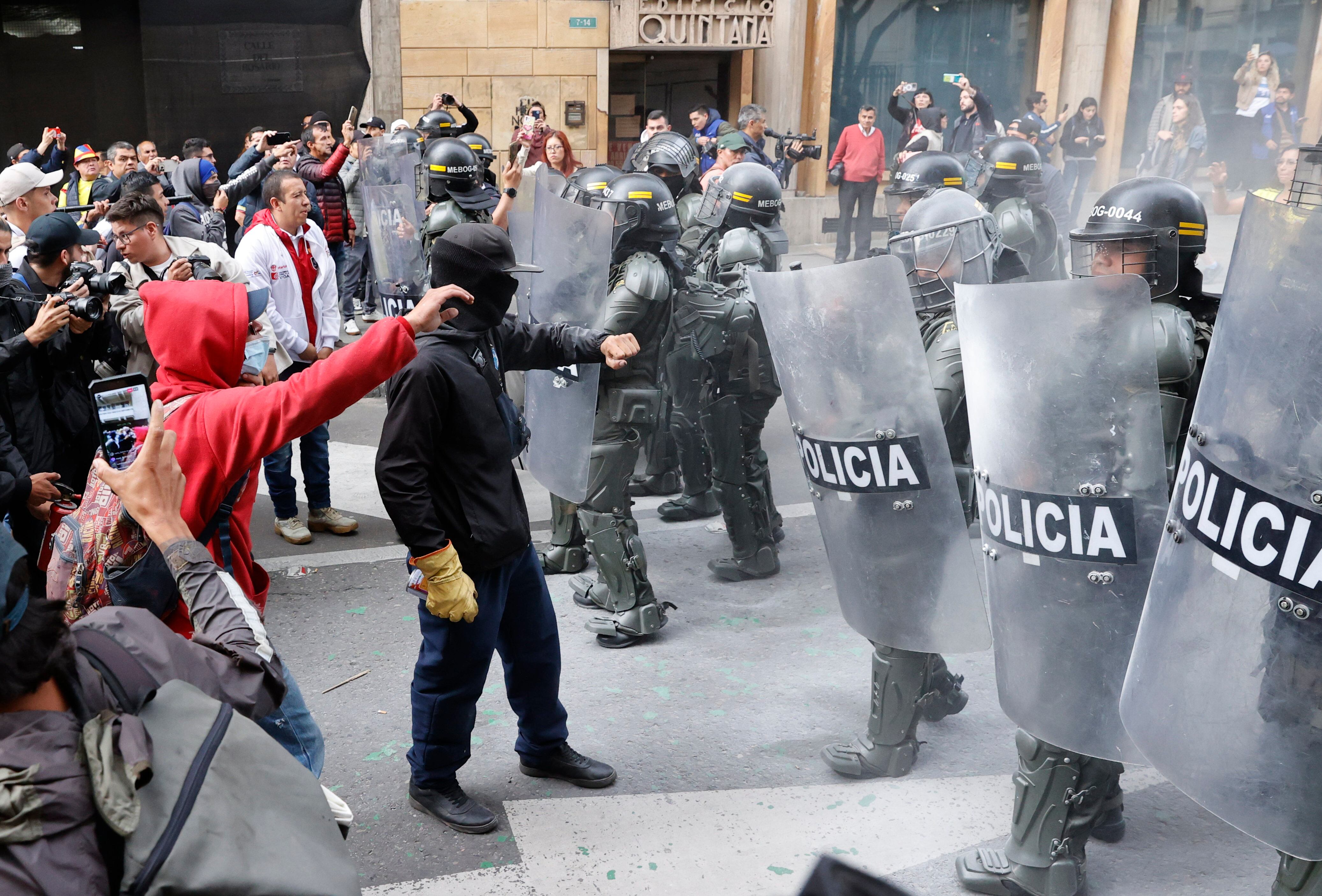Protestas en Palacio de Justicia, Bogotá | Foto: EFE