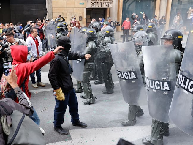 Protestas en Palacio de Justicia, Bogotá | Foto: EFE
