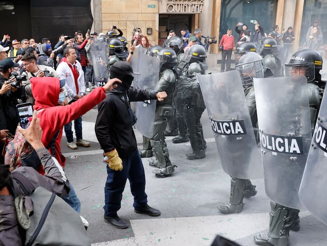 Protestas en Palacio de Justicia, Bogotá | Foto: EFE