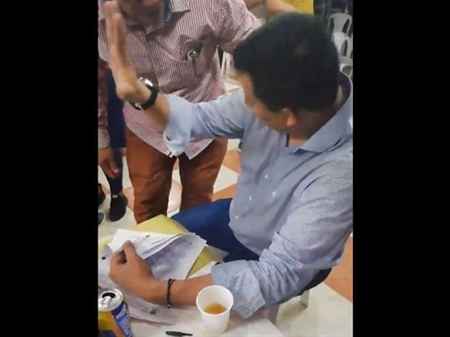 En un video se ve al director de la regional del Instituto Colombiano de Bienestar Familiar (Icbf), Juan Francisco Ortega, firmando documentos en medio de una parranda. Foto: Captura de video (Twitter: @AlexLopezMaya)