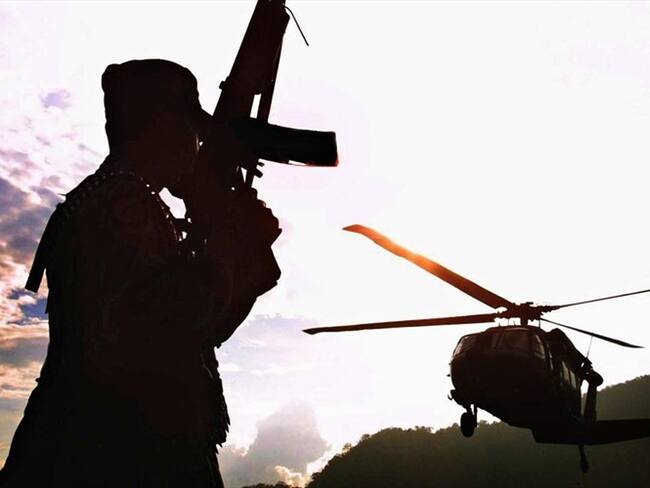 El senador Wilson Arias denunció, a través de redes sociales, que un helicóptero del Ejército Nacional habría aterrizado en el campo desprotegido del SENA. Foto: Getty Images / FERNANDO VERGARA