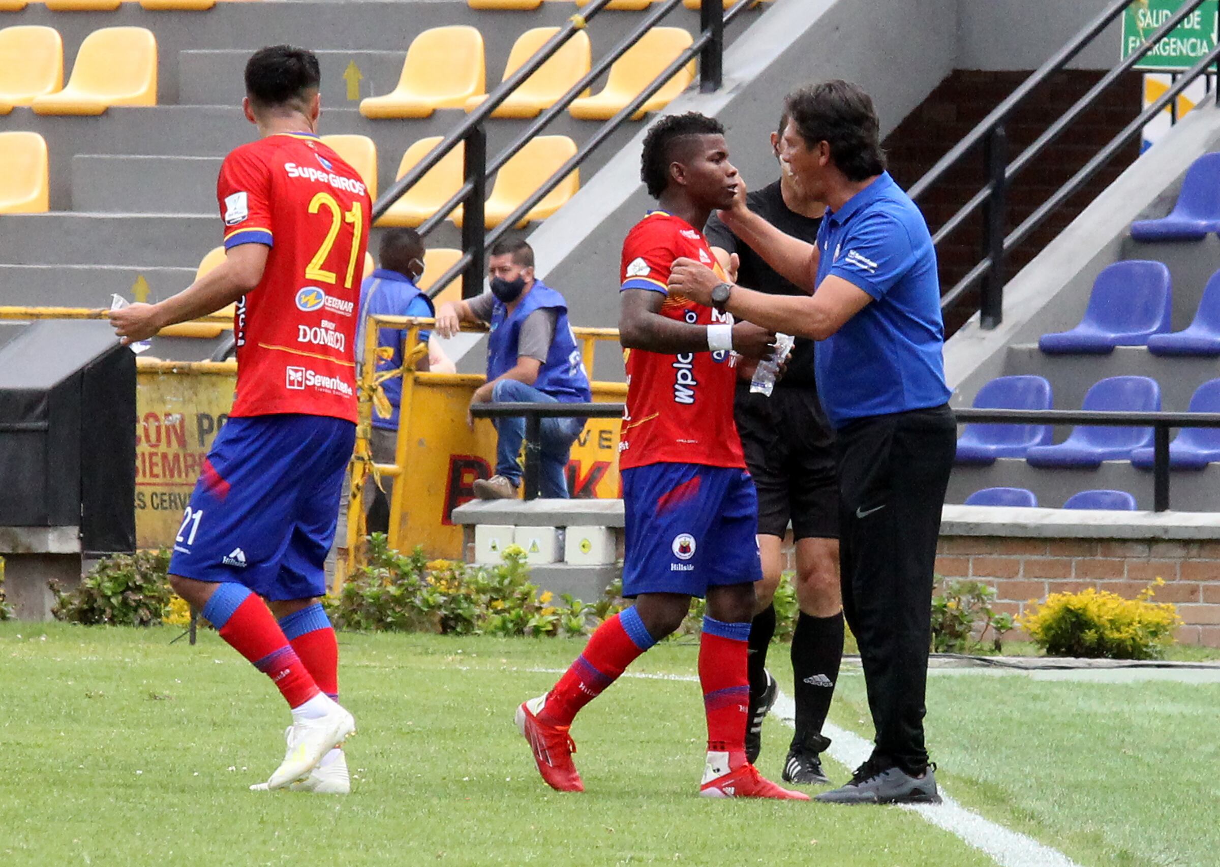 Daniel Quiñones de Deportivo Pasto celebra con el técnico Flabio Torres / Foto: Colprensa