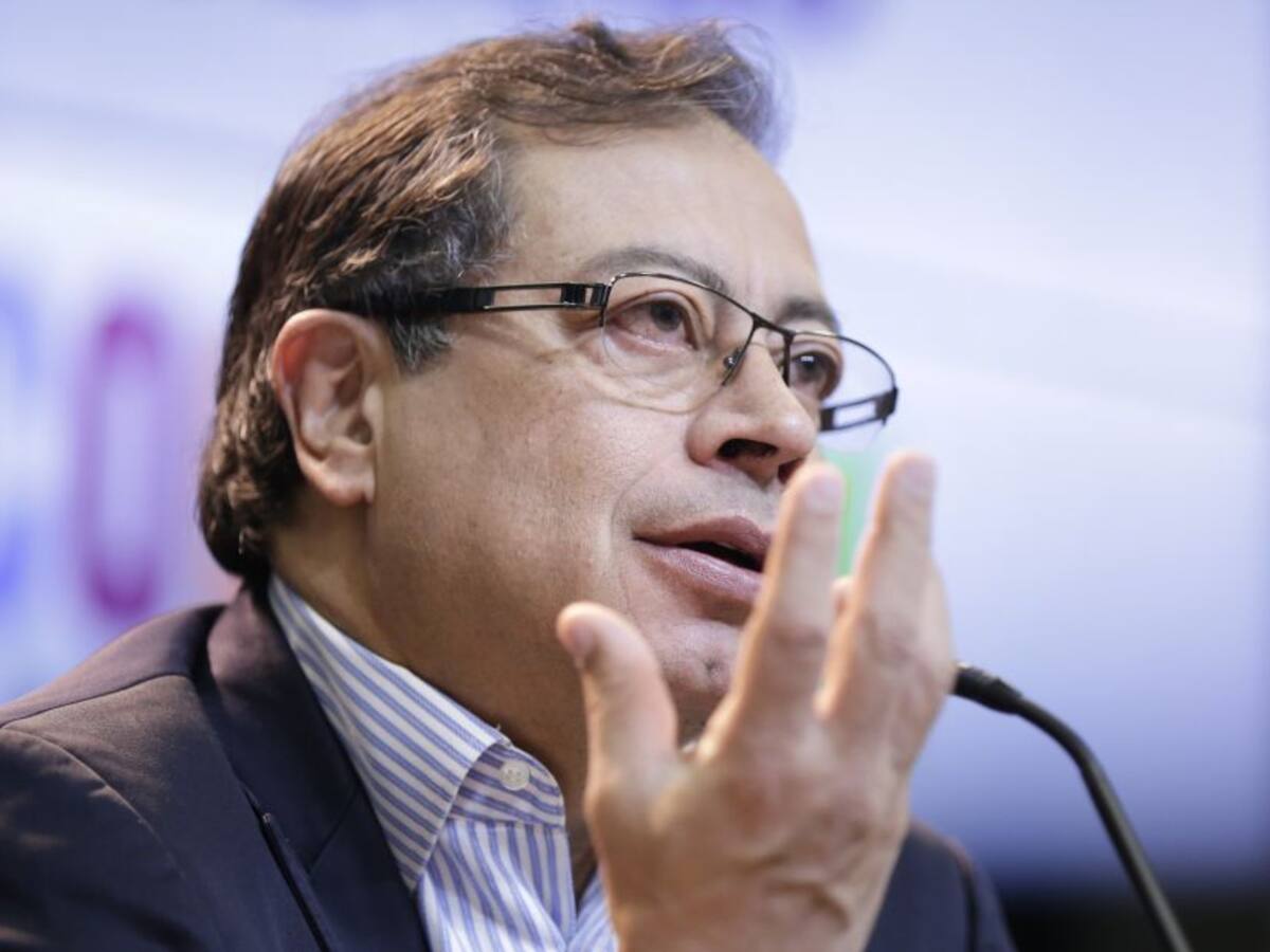 Petro auxilió a integrante de su esquema de seguridad luego que se desmayara