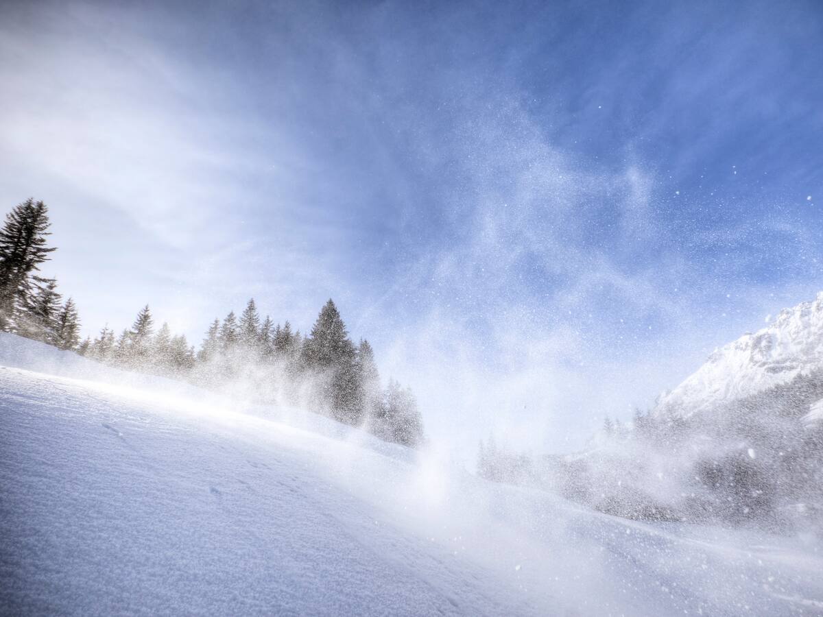Temporal de nieve en Albania ha provocado cierre de escuelas y cortes de electricidad