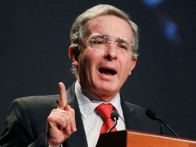 Discurso de Uribe renueva arsenal de críticas contra Santos