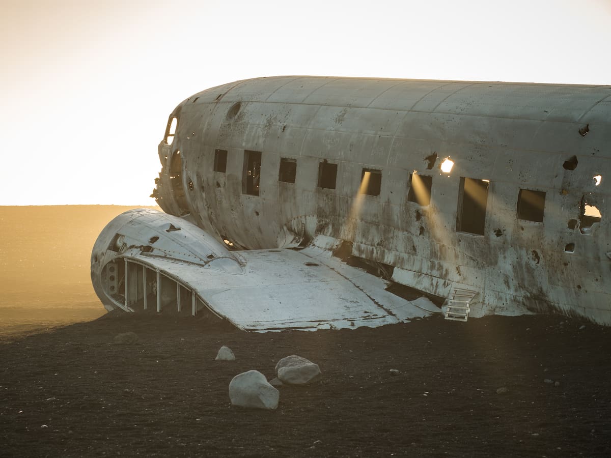 Se elevan a 16 los muertos y a 100 los heridos en el accidente de un avión militar en Bangladesh