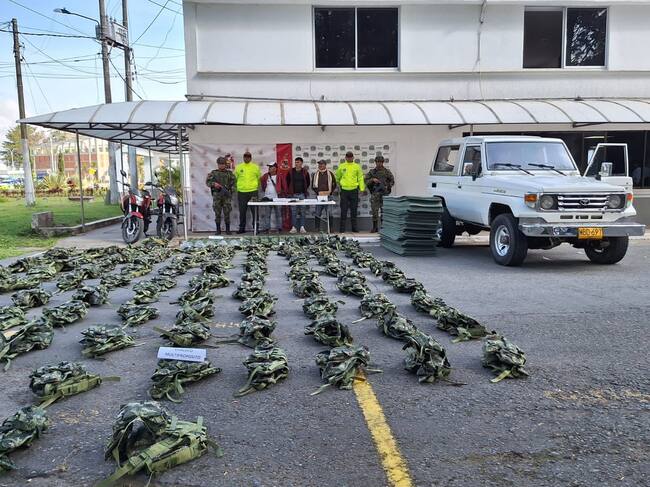 Las autoridades incautaron placas de metal marcadas con distintivos de las Farc, equipos de campaña, chalecos, portaproveedores y equipos de comunicación. Crédito: Policía Nacional.