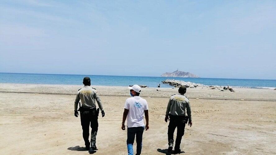 Las autoridades han impuesto más de 16.000 comparendos por infringir las normas de bioseguridad en Santa Marta. Foto: Colprensa.