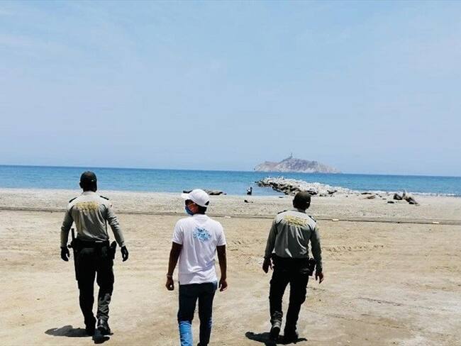 Las autoridades han impuesto más de 16.000 comparendos por infringir las normas de bioseguridad en Santa Marta. Foto: Colprensa.