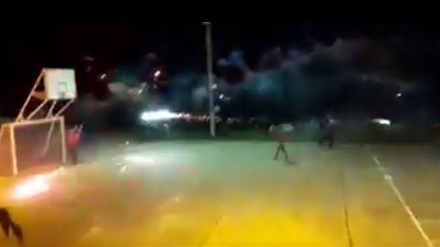 Para protegerse de quemaduras o lesiones los participantes utilizan cascos de motocicleta o se amarran una camiseta en la cabeza. Foto: Cortesía Informativo del Sur