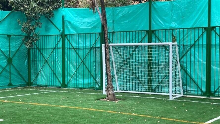 La imagen de la nueva cancha ha generado todo tipo de reacciones, pues hay quienes dicen que "tiene arquero incluido".. Foto: Cortesía