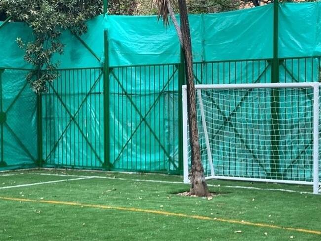 La imagen de la nueva cancha ha generado todo tipo de reacciones, pues hay quienes dicen que "tiene arquero incluido".. Foto: Cortesía