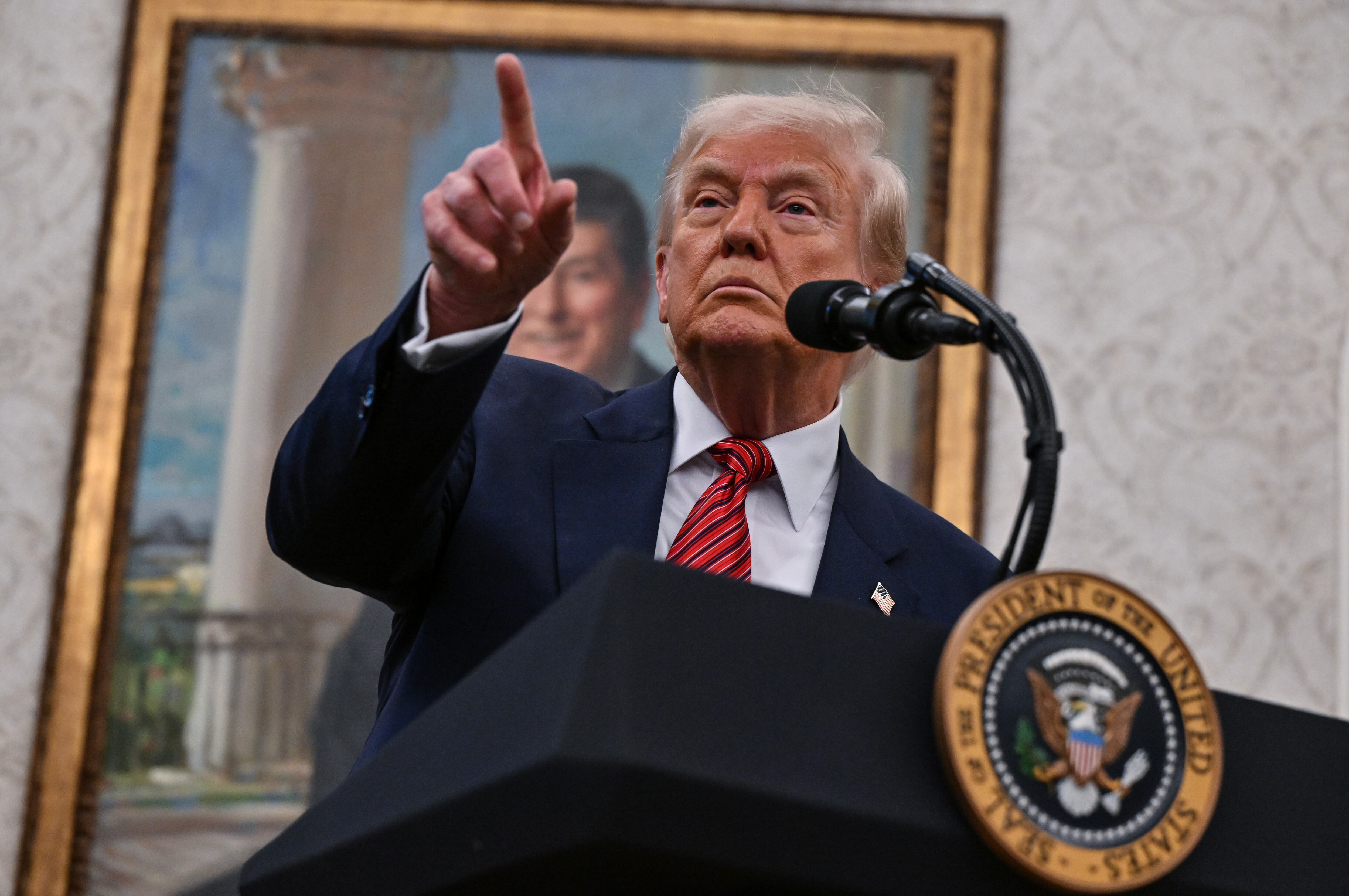 El presidente Donald Trump responde a las preguntas de los medios tras la ceremonia de toma de posesión de David Purdue como embajador en China en La Casa Blanca el 7 de mayo de 2025 en Washington, D.C. (Foto de Ricky Carioti/The Washington Post vía Getty Images)