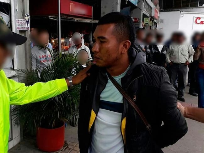 Fue capturado un hombre identificado como Yilmar Ordóñez Velasco, alias Yilmar, quien extorsionaba a mujer que se desempeñaba como ama de casa. Foto: Policía Nacional