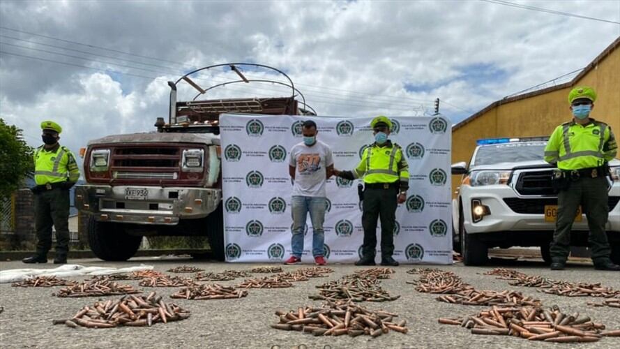 El conductor del camión tiene antecedentes de Lavado de activos y de fabricación, tráfico y porte de armas y de municiones.. Foto: Policía de Boyacá
