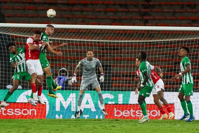 Nacional y Santa Fe empataron 1-1 en uno de los clásicos del Fútbol Profesional Colombiano. Foto: Colprensa.