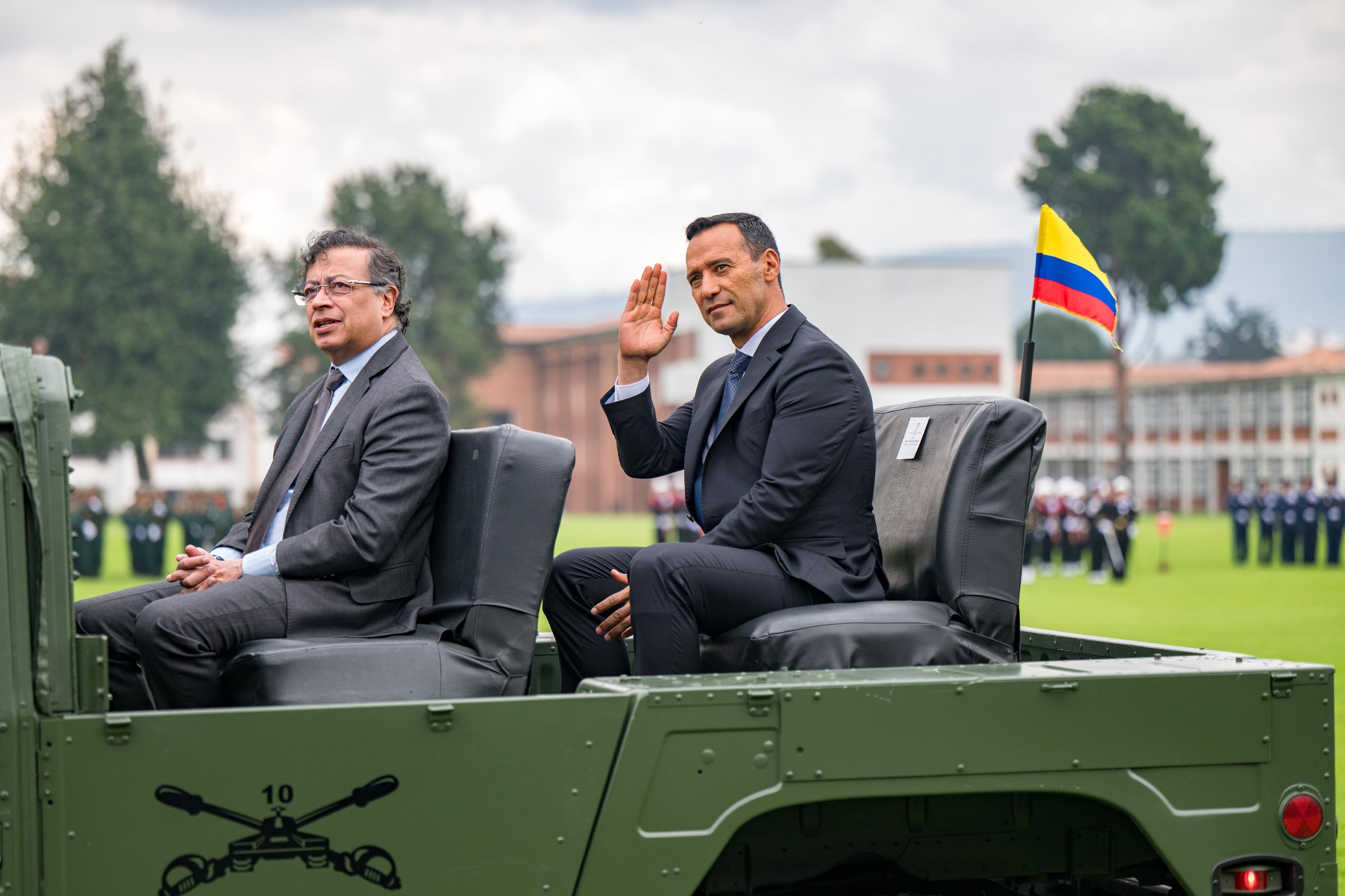 Ministro de Defensa, Pedro Sánchez y Gustavo Petro