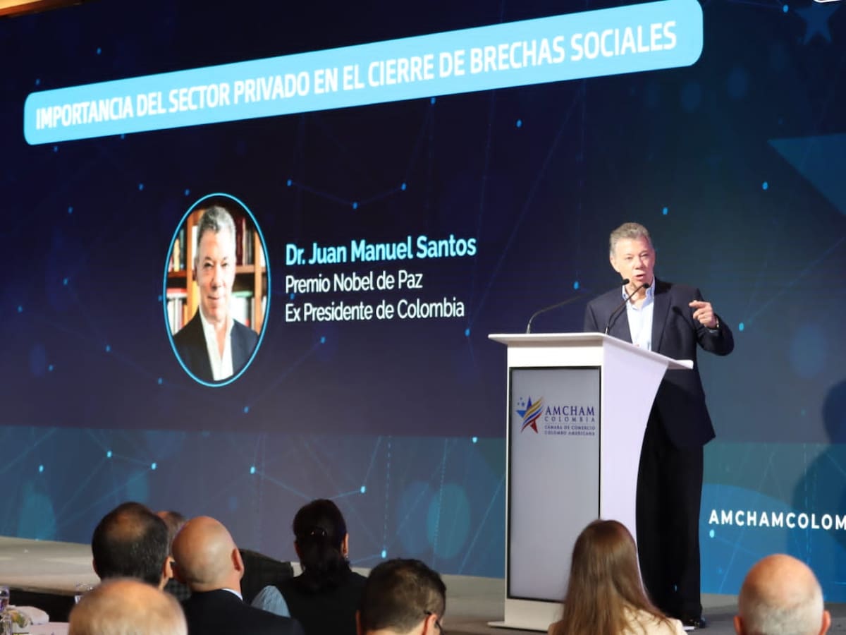 Expresidente Santos respalda actual sistema de salud colombiano