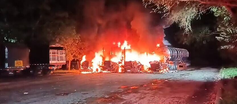 Cuatro tractomulas resultaron incineradas en la vía Barrancabermeja - Bucaramanga. Foto: Suministrada