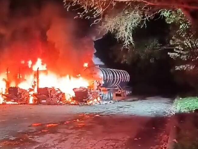 Cuatro tractomulas resultaron incineradas en la vía Barrancabermeja - Bucaramanga. Foto: Suministrada