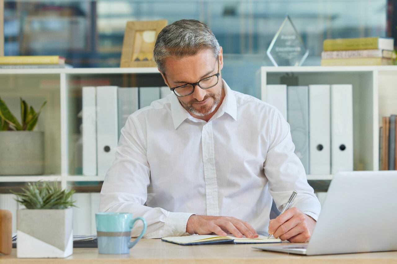 Hombre escribiendo en una libreta (Getty Images)