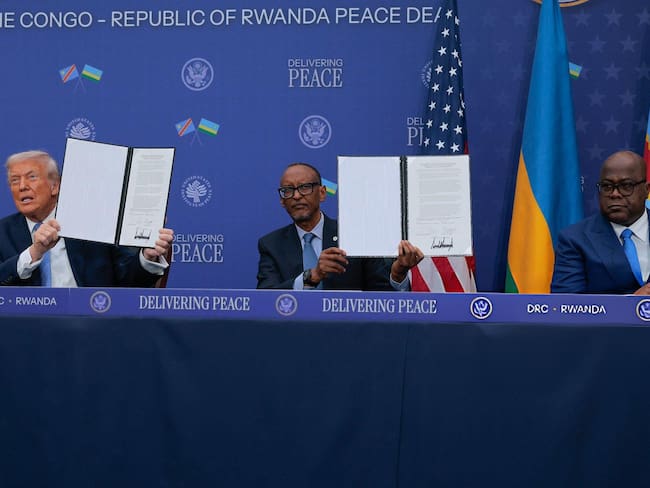 El presidente de Estados Unidos, Donald Trump, el presidente de Ruanda, Paul Kagame, y el presidente de la República Democrática del Congo, Felix Tshisekedi, sostienen copias del acuerdo de paz que firmaron en Washington D. C. FOTO: Chip Somodevilla/Getty Images
