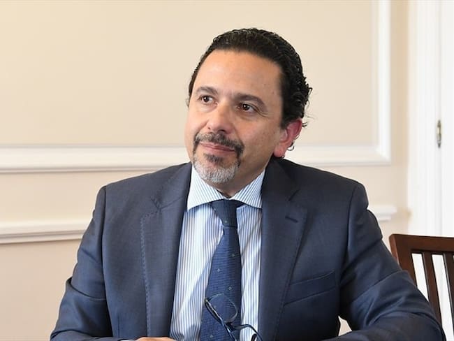 La molestia del uribismo contra Miguel Ceballos es evidente cuando le señalan que “no se renuncia por “incomodidades” cuando se tiene una alta responsabilidad. Foto: Colprensa / ÓMAR NIETO