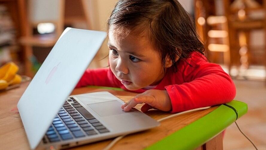 Tan sólo pasar más de 2 horas ante una pantalla ya modifica la estructura del cerebro de un niño de entre 9 y 10 años de edad.. Foto: