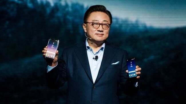 DJ Koh, presidente de la división de comunicaciones móviles de la firma surcoreana, mostró el esperado teléfono.. Foto: BBC Mundo