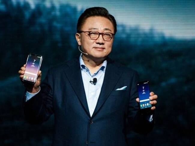 DJ Koh, presidente de la división de comunicaciones móviles de la firma surcoreana, mostró el esperado teléfono.. Foto: BBC Mundo