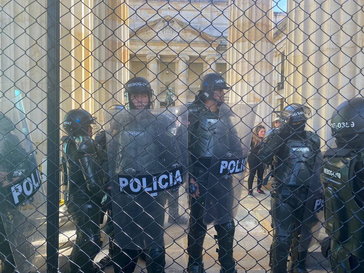 Enfrentamientos y golpes: así terminó marcha contra gobierno Petro en Bogotá