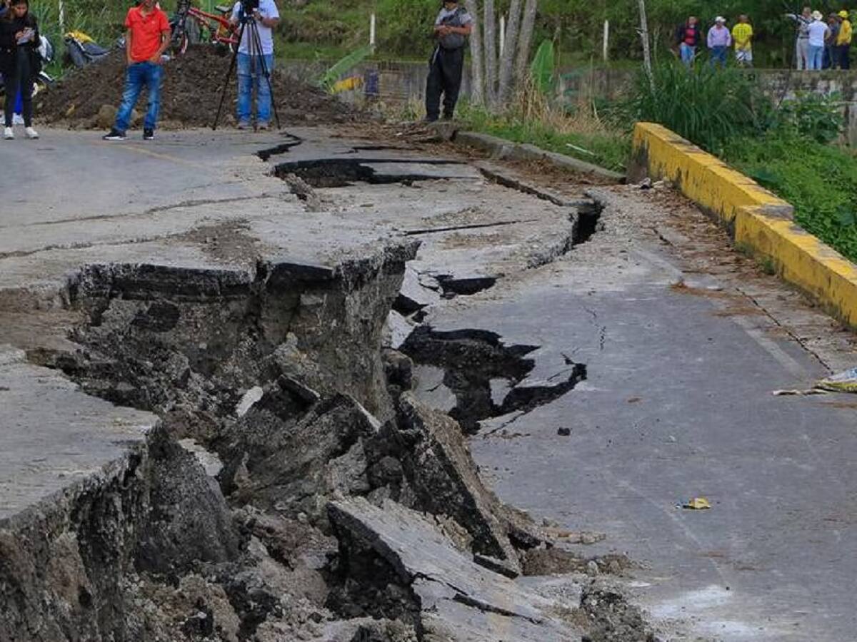 Represamiento de agua causa falla en la vía entre Marquetalia y Manzanares, Caldas