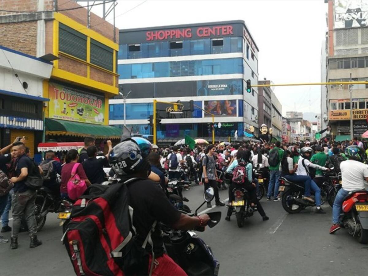 Estudiantes del Sena marchan en Cali