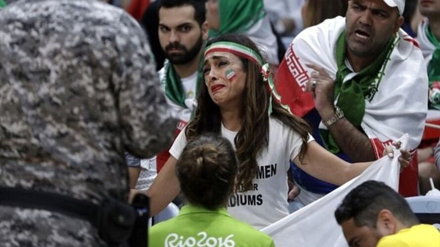 Agentes de seguridad invitaron a la activista iraní a abandonar el escenario deportivo y por eso la mujer rompió en llanto.. Foto: BBC Mundo