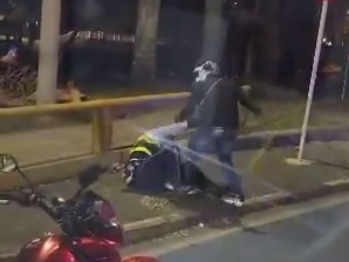 Motociclista le da brutal golpiza a un agente de tránsito en Cali