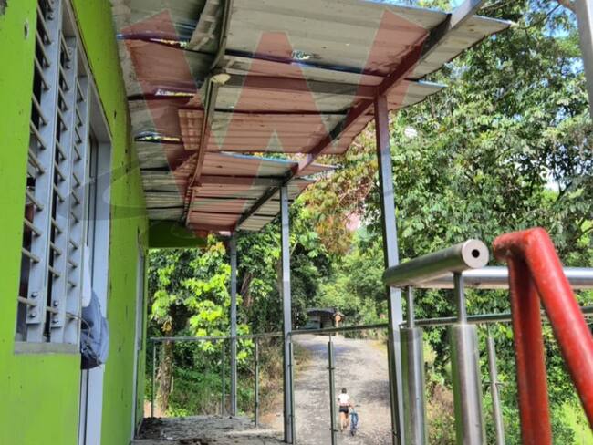 Dos civiles heridos deja la activación de un explosivo cerca a una escuela en el Catatumbo. / Foto: Cortesía.