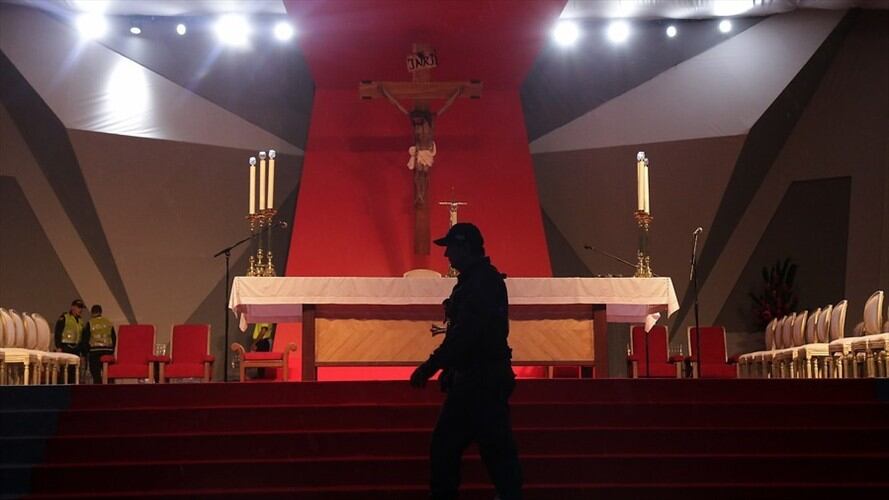 Lluvia, rezos y nervios, miles de feligreses esperan al papa en Villavicencio. Foto: Colprensa
