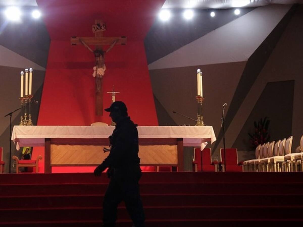 Lluvia, rezos y nervios, miles de feligreses esperan al papa en Villavicencio