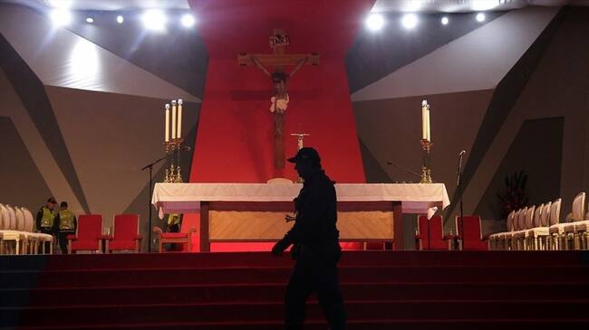 Lluvia, rezos y nervios, miles de feligreses esperan al papa en Villavicencio. Foto: Colprensa