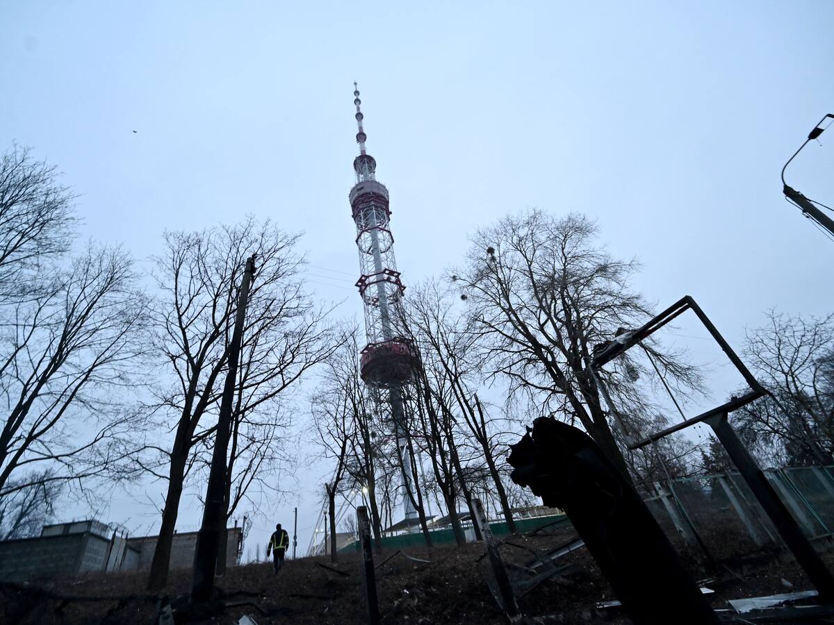 Cinco personas murieron en el bombardeo ruso a la torre de televisión de Kiev, Ucrania