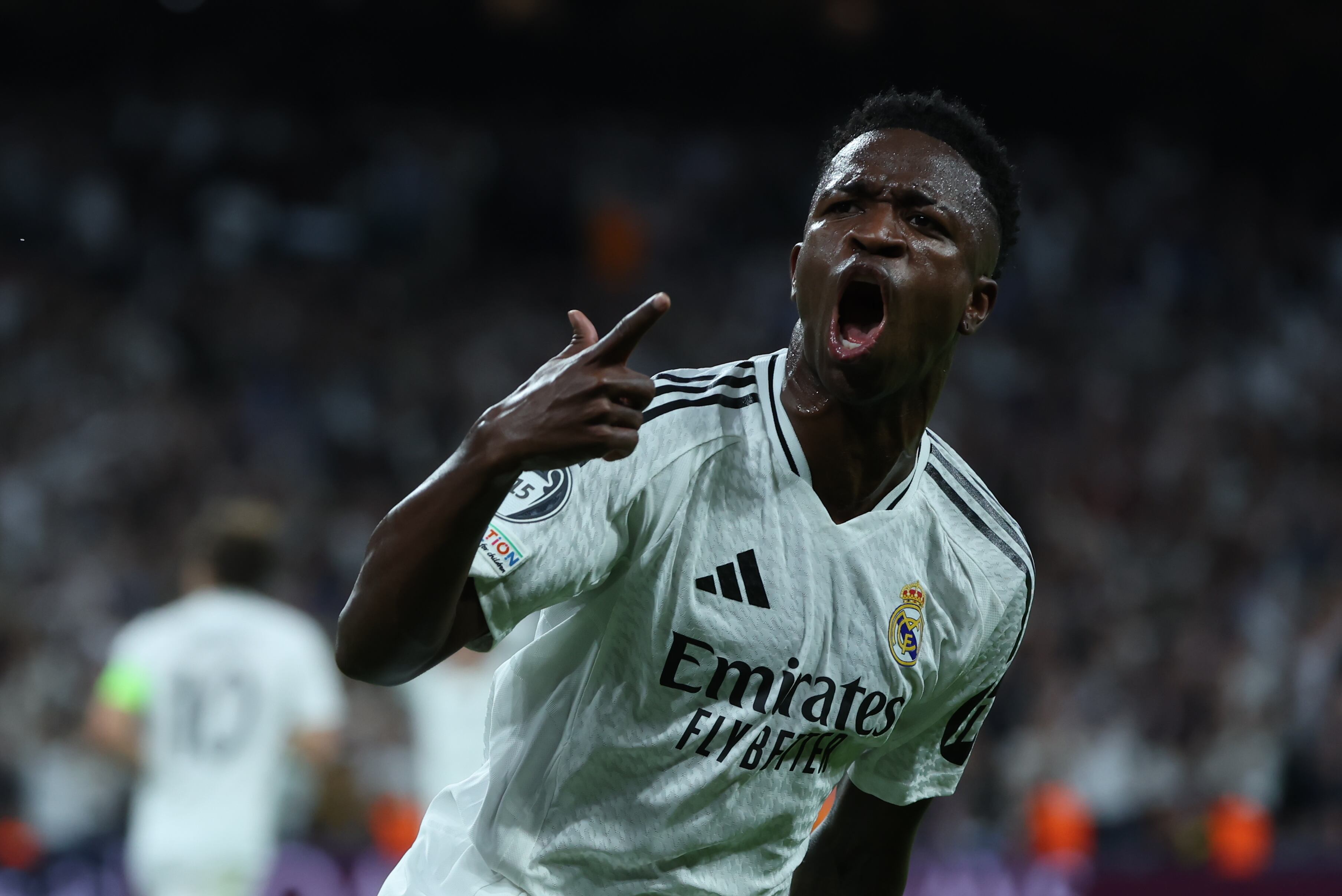 El delantero brasileño del Real Madrid Vinicius Jr. celebra su gol, segundo del equipo blanco, durante el encuentro correspondiente a la fase regular de la Liga de Campeones entre Real Madrid y Borussia Dortmund, este martes en el estadio Santiago Bernabéu, en Madrid. EFE/ Kiko Huesca