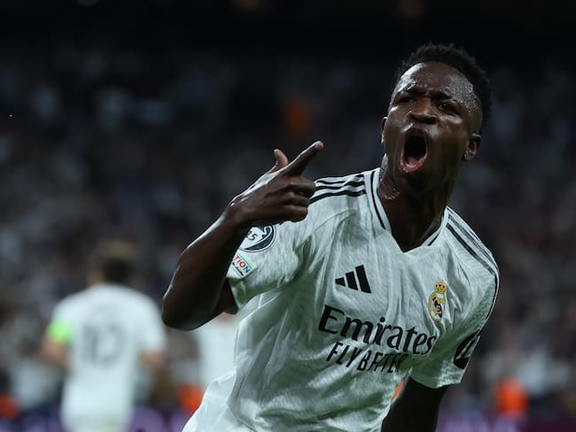El delantero brasileño del Real Madrid Vinicius Jr. celebra su gol, segundo del equipo blanco, durante el encuentro correspondiente a la fase regular de la Liga de Campeones entre Real Madrid y Borussia Dortmund, este martes en el estadio Santiago Bernabéu, en Madrid. EFE/ Kiko Huesca