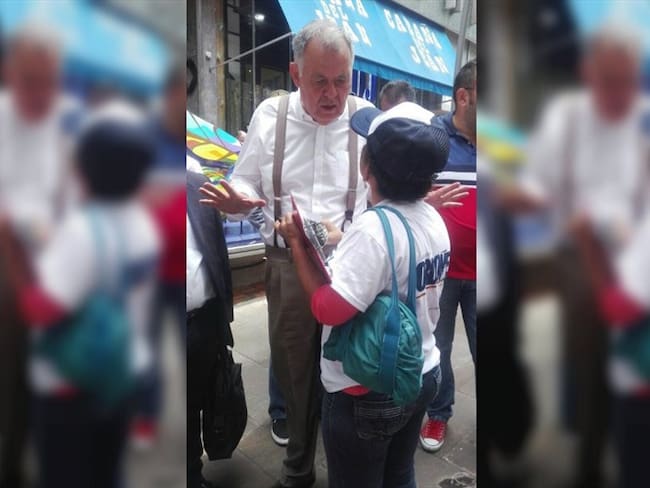 Personas que recogieron firmas de Ordóñez denuncian que no les pagaron lo prometido. Foto: Alejandra Rodríguez (W Radio)